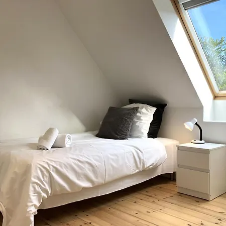 アパート Lovely Two Story Rowhouse